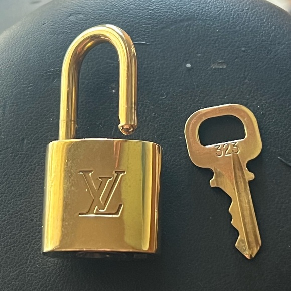 Louis Vuitton lock and key with unbranded necklace LV lock 323 great Xmas gift - Picture 8 of 10